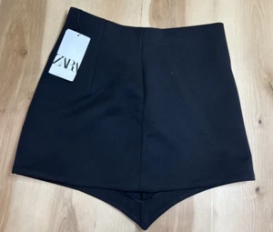 Zara Black Mini Skirt Size Medium Womens NWT Flat Front Point Back Stretch - Picture 1 of 8