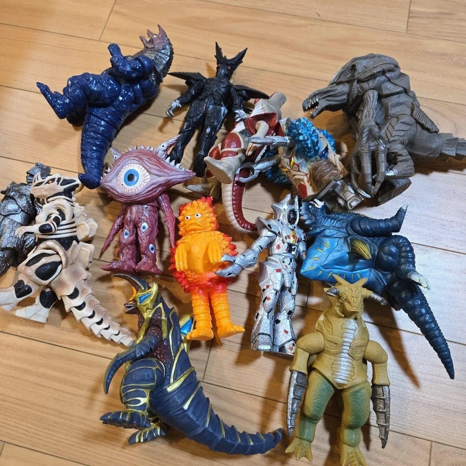 Conjunto de 13 figuras de monstruos - Imagen 1 de 4