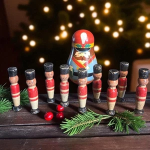 Vintage Natale Roly Poly Soldier 5,5"Campanellino Natalizio 9 Figurine Decorazione LEGGI - Foto 1 di 17