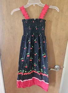 Hausgemachtes Mädchen Kleid gerafftes Oberteil rote Kirschen auf schwarz - 4t/5t (hoch) - Bild 1 von 10