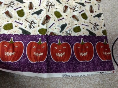 Tela espeluznante Hallow, pieza de 2 yardas, casi completa Foto 1 de 3