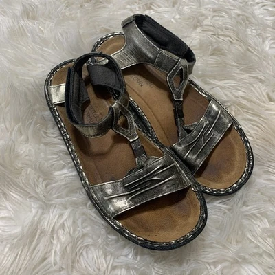 Sandálias anabela femininas Naot couro metálico gladiador prata EUA 8 UE 39 - Imagem 1 de 4