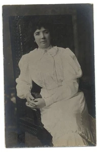 RPPC ~ Vestido con volantes de moda para mujer eduardiana ~ 1904-1918 foto postal real - Imagen 1 de 2