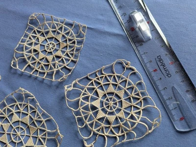 12 carrés en dentelle à l'aiguille (Venise) anciens 1900 7 cm - Photo 1/4