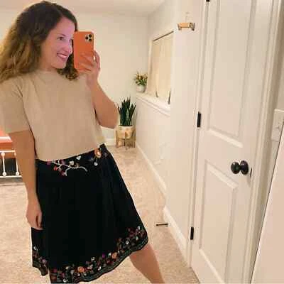 Minifalda Neiman Marcus negra con adornos florales de seda 6 Foto 1 de 4