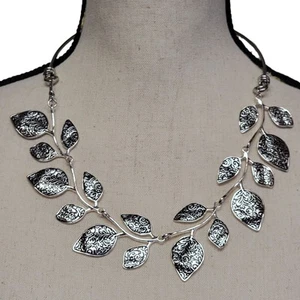 Silver Tone Leaf Collar Necklace Statement Botanical Metal Nature Elegant Gift - Imagen 1 de 8