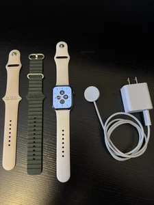 Apple Watch Series 8 45mm Silver Stainless Steel Case with White Sport Band, S/M - Photo 1 sur 6
