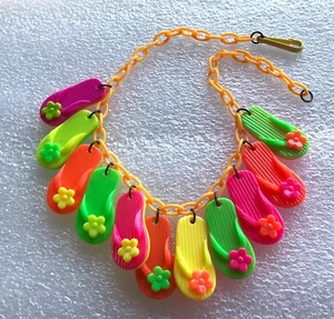 Sandalias estilo vintage multicolores collar de plástico - Imagen 1 de 4