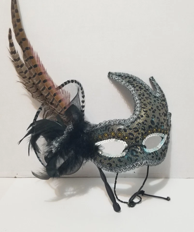 Máscara lateral estilo veneciano de Mardi Gras mango de plumas de faisán  Foto 1 de 4