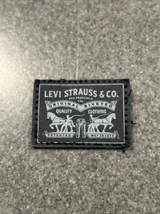 Toppa vintage Levi’s Strauss e azienda logo cucito nero 1 x 1 3/8” - Foto 1 di 4