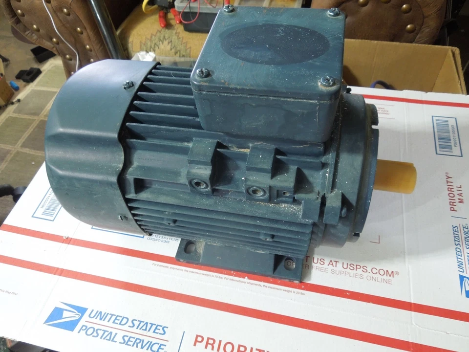 NEW LEESON 192125.00 IEC METRIC MOTOR 1.0HP C80T17FZ10C - Image 1 of 4