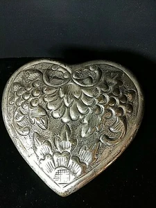 CAJA DE BARATIJAS CON FORMA DE CORAZÓN DE METAL PLATA DE VALENTINES HECHA EN INDIA - Imagen 1 de 9