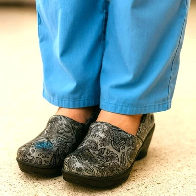 Zapatos con almohada Nurse Mates 7 W gris negro cachemira floral Bryar zueco brillante Foto 1 de 4