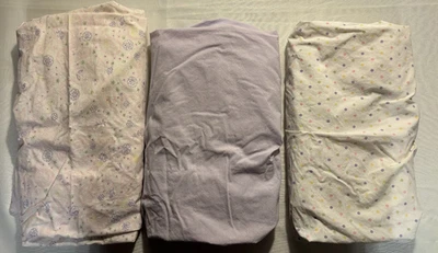 Juego de 3 sábanas ajustables para cuna Pottery Barn Kids -- lavanda, lunares y cachemira Foto 1 de 4