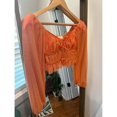 Top corto naranja de malla transparente manga larga con volantes escote corazón lazo puff talla S Foto 1 de 4