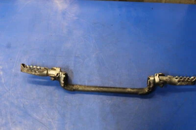 JUEGO DE ESTRIBOS REPOSAPIÉS DELANTEROS YAMAHA PAR 214-27411-00-00 Foto 1 de 4