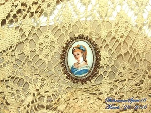 ANTIQUE VINTAGE LIMOGES HANDPAINTED LADY CAMEO ORNATE FRAME PENDENT/BROOCH - Picture 1 of 6