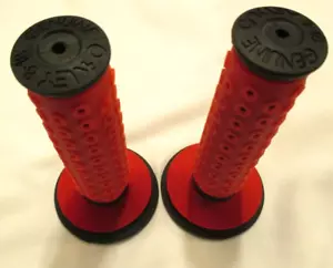 OAKLEY GRIPS NEW BLACK W RED SLEEVES & RED DONUTS B1-B BMX RARE VINTAGE BICYCLE - Picture 1 of 12