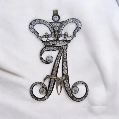 Ciondolo da uomo vittoriano 8,86 ct taglio tondo zirconi lettera A corona arg... - Immagine 1 di 4