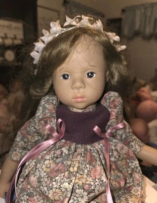 Кукла Gotz Girl Madeleine 1989 карие глаза бордовое платье с цветочным рисунком с подписью  - Изображение 1 из 4