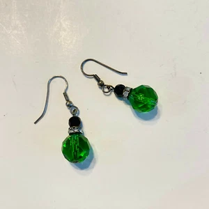 f592 Vintage Green Black Stone Dangle Pierced Earrings - Picture 1 of 4