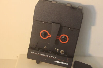 Adaptador de casete estéreo de 8 pistas Sparkomatic (SCA10) con funda protectora Foto 1 de 3