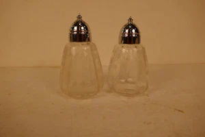 Vintage Round Styled W Frosted Design Glass Salt & Pepper Shakers - Imagen 1 de 4