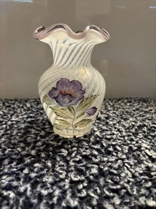 Fenton Art Glass Spiral Optic Opalescent Lilac Hand Painted Flower Vase Signed - Imagen 1 de 9