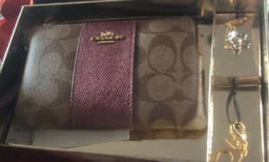 Neu Coach Signature Eck-Handgelenktasche Metallic Wein Charms Leder Geldbörse Khaki Box - Bild 1 von 4