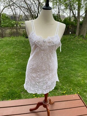 Delicada camisa de encaje blanca para mujer con correas ajustables y corpiño adornado Foto 1 de 4