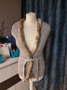 H&M Mädchen  Strickweste lang Cardigan Weste mit Kunstfell Besatz Gr. 170 Gürtel - Bild 1 von 3