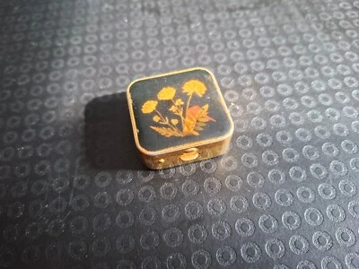 Pilulier Ancienne Boite à Pilules Métal Doré Carré Décor Fleurs Séchées - Photo 1/3