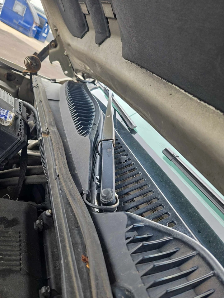 Brazo limpiaparabrisas Chevy Silverado 2500 99 00 01 02 Foto 1 de 1