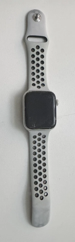 Apple Watch SE Nike 44mm Aluminiumgehäuse mit Pure Sportarmband Displayschaden - Bild 1 von 2