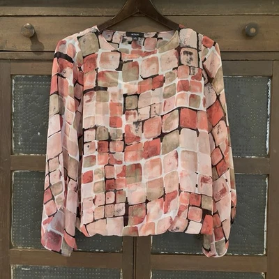 Blusa Alfani Mujer PS Salmón Geo Estampado Burbuja Parte Inferior Adjunta Cami Manga Acampanada Foto 1 de 4