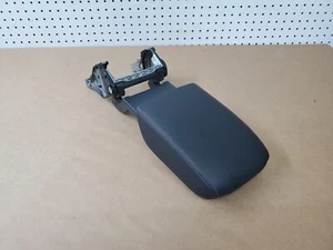 15 VOLKSWAGEN VW GTI 2015 REPOSABRAZOS CONSOLA CENTRAL REPOSABRAZOS NEGRO CON PUNTADA ROJA - Imagen 1 de 4
