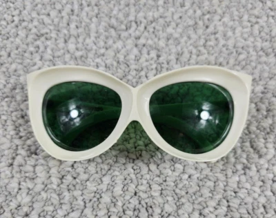 Винтажные женские Италия белый пластиковый Cateye солнцезащитные очки Италии зеленые линзы - Изображение 1 из 4