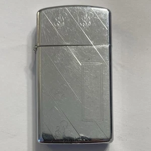 1978 ZIPPO SLIM LIGHTER PLAIN ENGRAVED ANGLED LINES CHROME NIAGARA FALLS CANADA - Picture 1 of 5