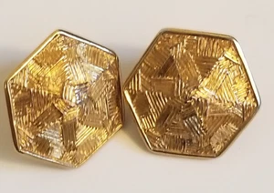 Vintage 1980er Trifari goldfarbene Metall Sechseck Ohrringe geätztes Design 3/4" - Bild 1 von 5
