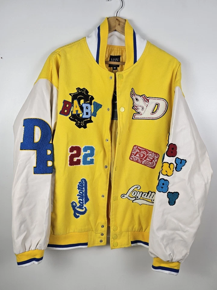 Chaqueta universitaria amarilla Boohoo Man x Da Baby para hombre talla M Foto 1 de 2