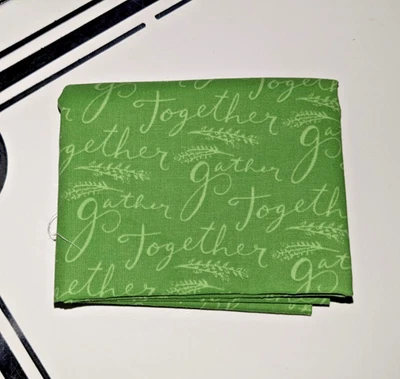 Tela - "Scatter Joy" - Verde con palabras verdes más claras de "Joy". Foto 1 de 4