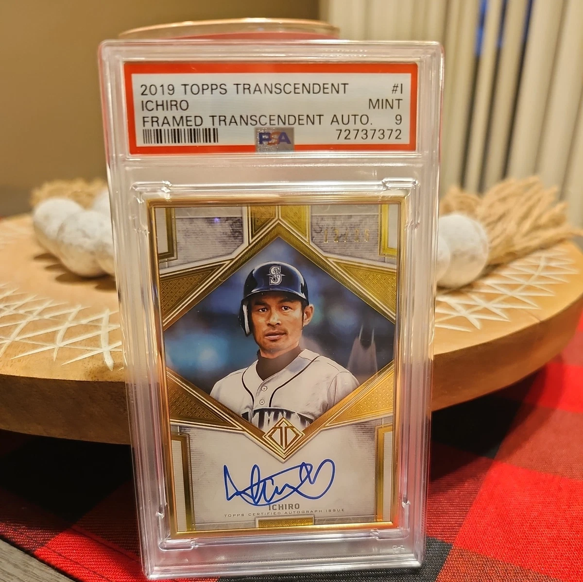 Topps Ichiro Suzuki Autographed Baseball Sports Trading Cards