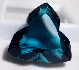 Colgante con forma de trillón de corte chidiya tamaño topacio azul piedras preciosas 25x25x15 mm 60 quilates - Imagen 1 de 6