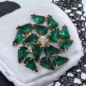 Vintage Pinwheel Brosche grün klar Strass goldfarben 1,25" Krappenfassung Statement - Bild 1 von 10