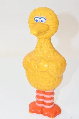 Estatuilla Big Bird de Plaza Sésamo amarilla de plástico duro de la década de 1970 de 7" de alto Foto 1 de 4