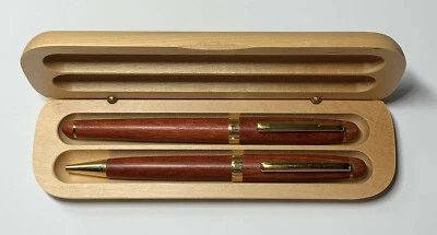 Juego de bolígrafo y rodillo de palisandro en caja de madera de arce Foto 1 de 3