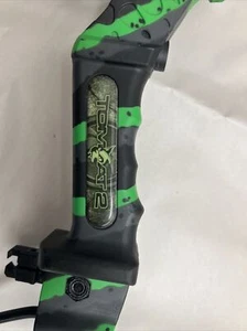 Barnett Tomcat 2 Compound Youth Bow with Sights Rest and Quiver - Picture 1 of 5