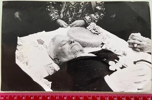Foto de colección de cadáver funerario de ataúd muerto en ataúd abierto de la década de 1950 HORROR post mortem - Imagen 1 de 2