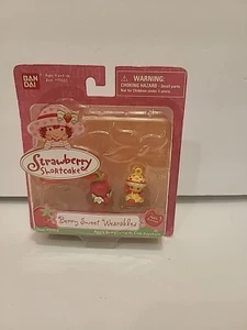 BanDai Berry Sweet Wearables Item #15509 Sweet Treat Angel Cake / Cute Keychain - Picture 1 of 4