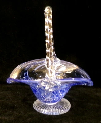 ВИНТАЖНАЯ КОРЗИНА ИЗ ХУДОЖЕСТВЕННОГО СТЕКЛА - ТОЛСТОЕ, ТЯЖЕЛОЕ СТЕКЛО - РУЧКА В СТИЛЕ ПЕТЛИ, ОСНОВАНИЕ НА НОЖКЕ - Изображение 1 из 4